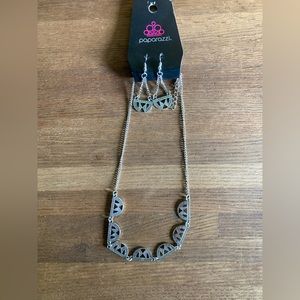 Paparazzi Egyptian Empire Silver necklace and earring set!